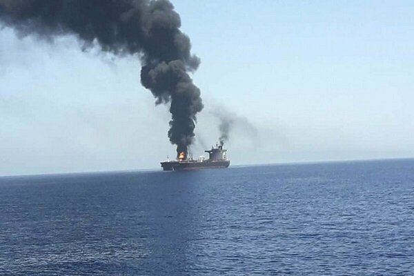 القوات البحرية اليمنية تستهدف سفينة صهيونية في البحر العربي بصاروخ باليستي