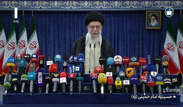 قائد الثورة يدلي بصوته ويؤكد ان مشاركة الشعب تثبت استمرار الجمهورية الاسلامية وسمعتها بالعالم