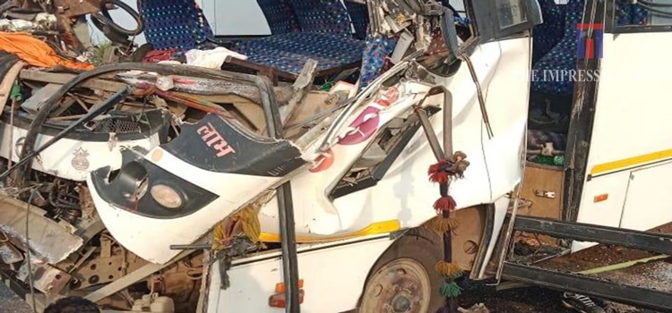 खड़े ट्रक से टकराई बस, तीर्थयात्रा से लौट रहे 13 लोगों की मौत