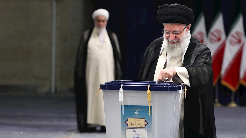 Ayatullah Khamenei Memberikan Suaranya pada Menit Pertama Pemilihan Presiden Iran 2024