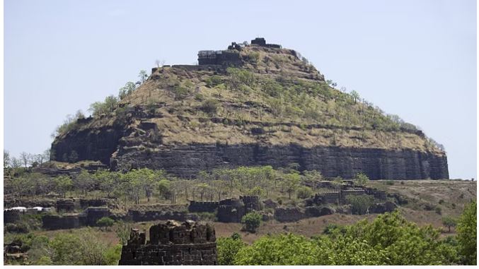 किले के मंदिरों में पूजा पर ASI ने लगाई रोक, विवाद बढ़ा