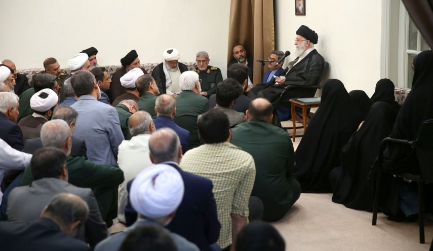 قائد الثورة الإسلامیة: العدو يهدف إلى تدمير النظام الإسلامي باحتلال المنطقة