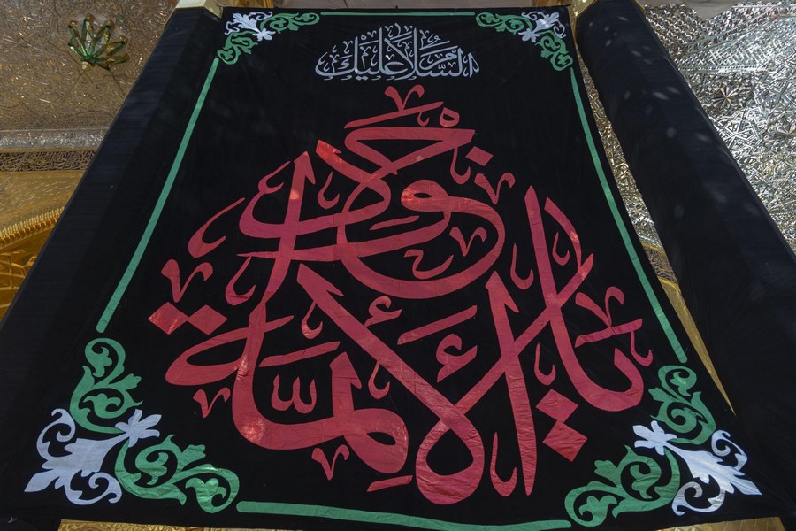 نشر لافتات الحزن بذكرى شهادة الإمام الجواد (ع) في العتبة العباسية + صور
