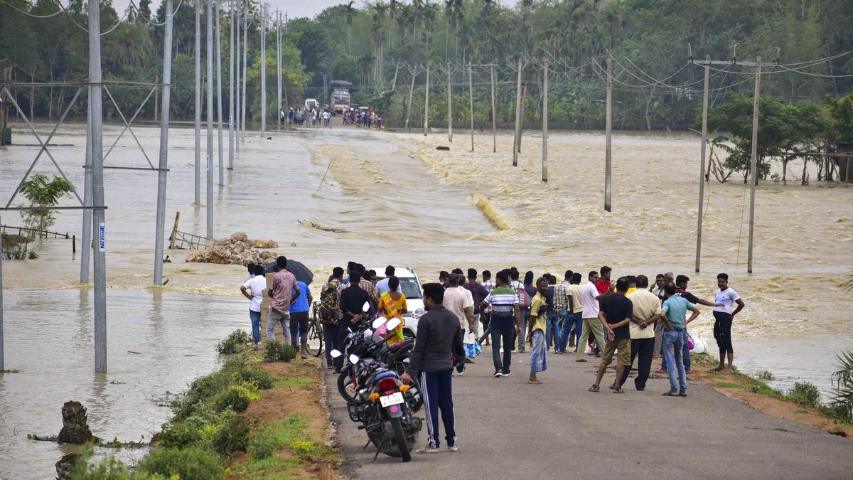 असम बाढ़ से बेहाल, सात और लोगों की मौत, 4 लाख से अधिक प्रभावित