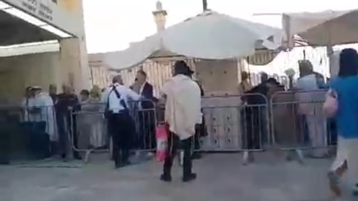 Bidiyoyin Yadda Yahudawan Sahyuniyawa Suka Shiga Masallacin Al-Aqsa Don Gudanar Da Ibadar Talmud A Safiyar Yau