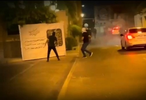 قوات النظام تقمع مظاهرة في أبو صيبع خرجت نصرةً لغزة وتلاحق المتظاهرين