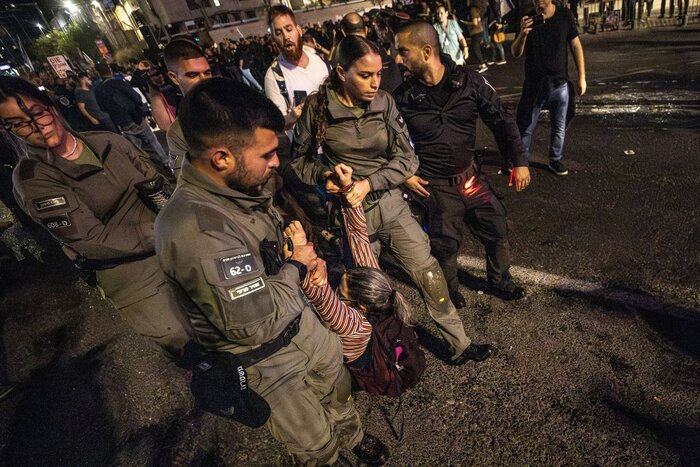 Zionist police crack down on anti-Netanyahu protesters
