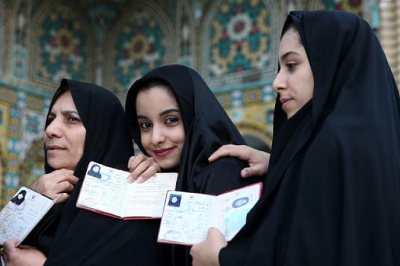 مختلف الفئات العمرية تشارك في الانتخابات الإيرانية