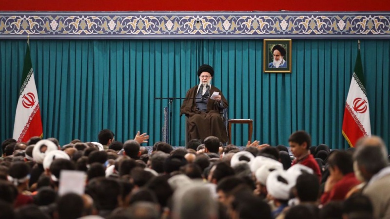 Revolutionsführer: "Iran wird vorankommen, wenn die Welt die Präsenz des iranischen Volkes in „entscheidenden Szenen“ sieht