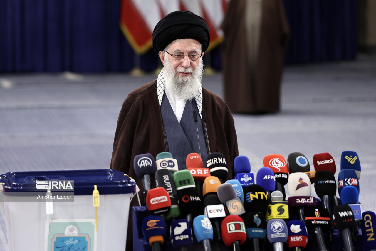 Imam Khamenei: Eyes of world on Iran