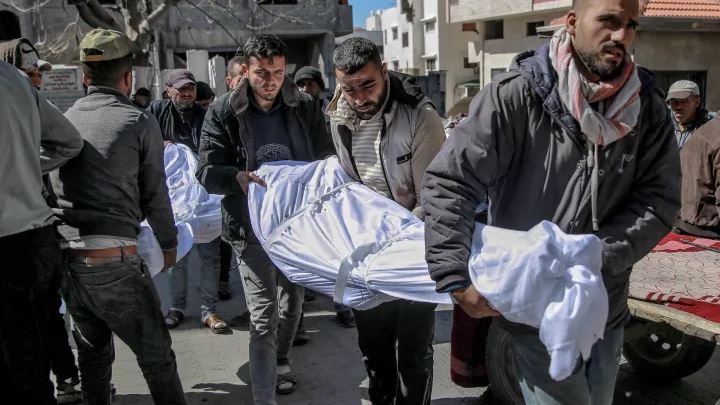 استشهاد 120 فلسطينيا وجرح المئات أثناء انتظارهم وصول شاحنات المساعدات بغزة