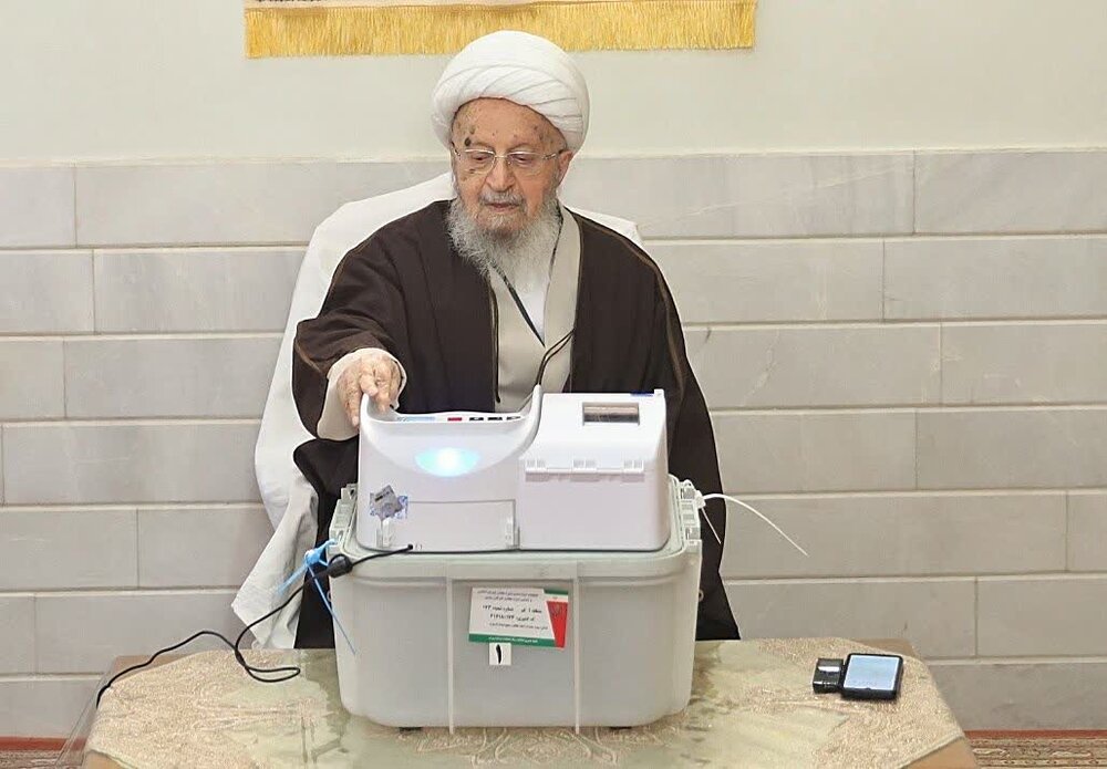 آیت الله مکارم شیرازی در انتخابات شرکت کردند | لازمه حل مشکلات، حضور پرشور در انتخابات است