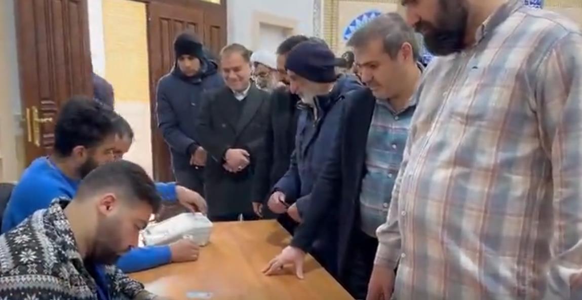 توافد الناخبين الإيرانيين لأدلاء بأصواتهم في انتخابات مجلس الشورى وخبراء القيادة