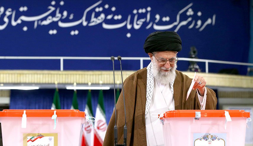 قائد الثورة الاسلامية بعد إدلاء بصوته: انظار العالم تراقب هذا الاستحاق الانتخابي ونتائجه