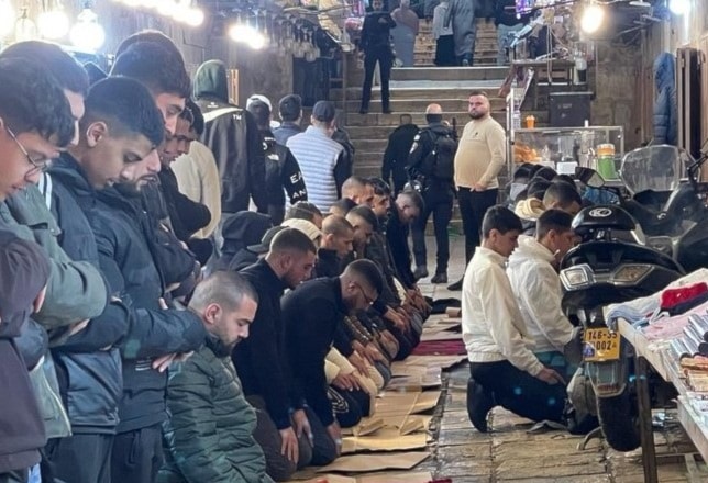 الاحتلال يفرض قيوداً على الأقصى.. والفلسطينيون يؤدون الصلاة في محيطه
