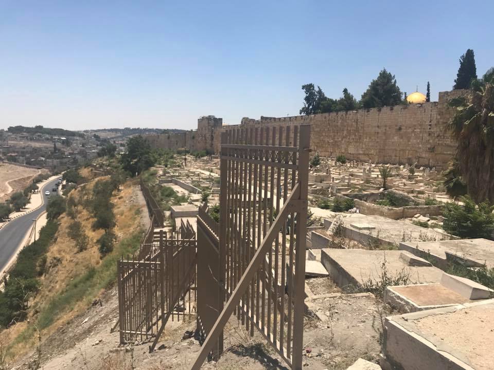 Extremist Zionist settlers raid Bab al-Rahma cemetery, destroy tombstones