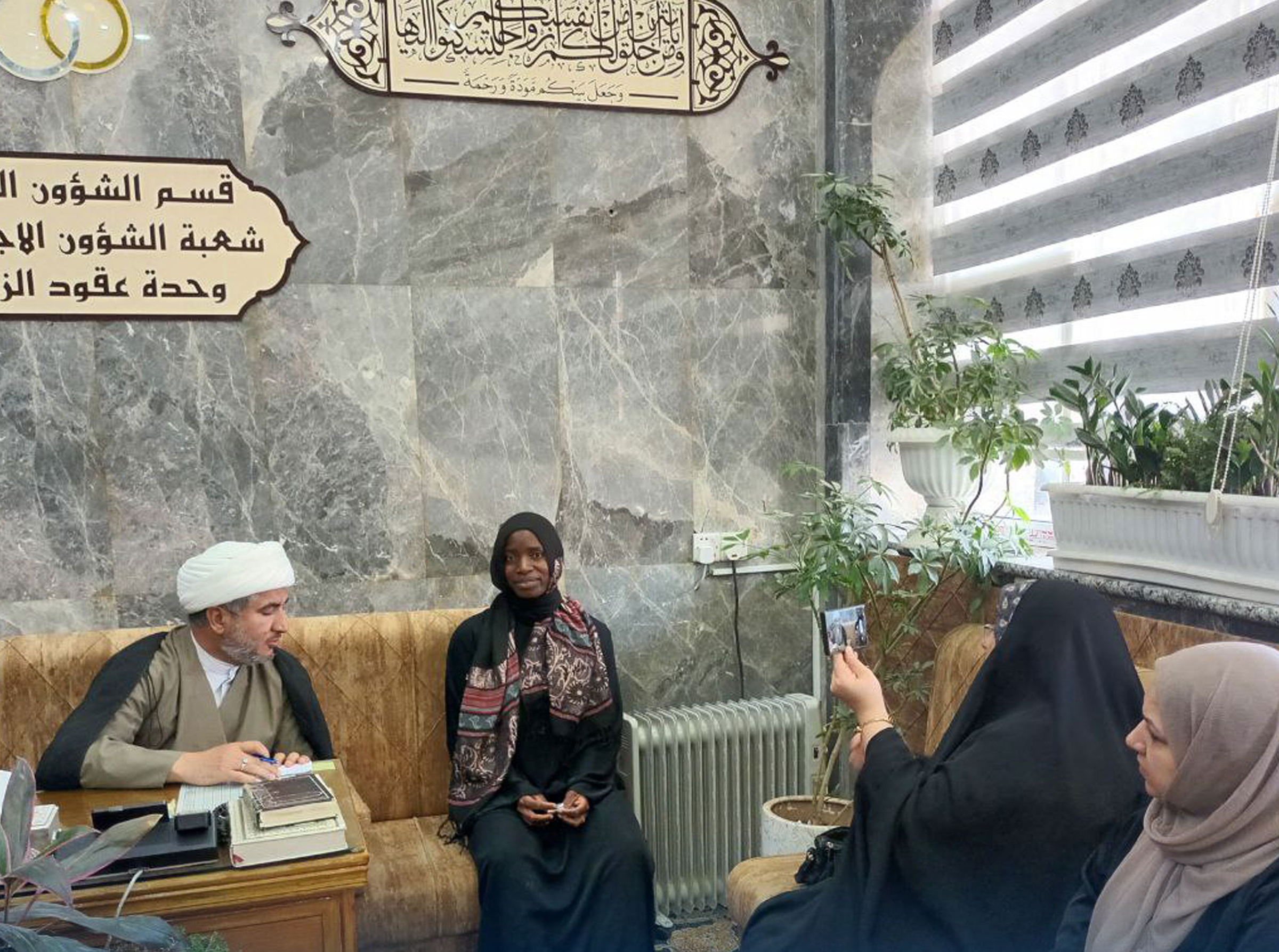 أفريقية مسيحية من اوغندا تُعلن اسلامَها عن رغبة وقناعة في حرم الامام الحسين(ع)+(صور)