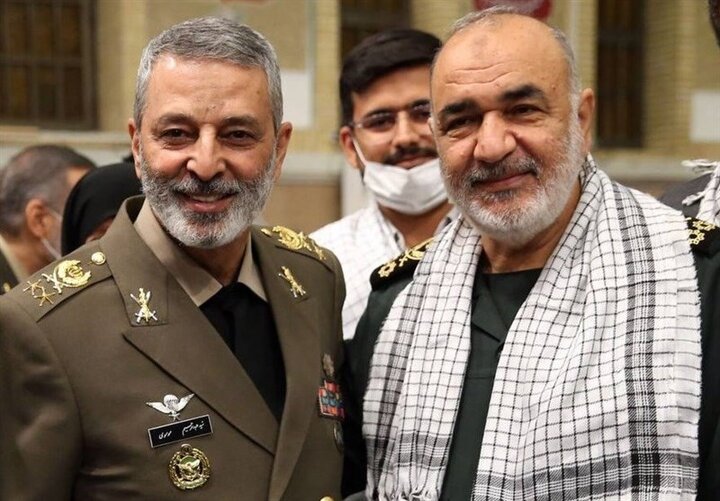 Imam Khamenei awards Medal of Conquest to IRGC, Army commanders