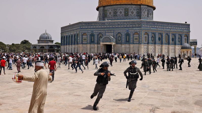 Israeli forces attack Palestinian worshippers, block their entry into al-Aqsa Mosque