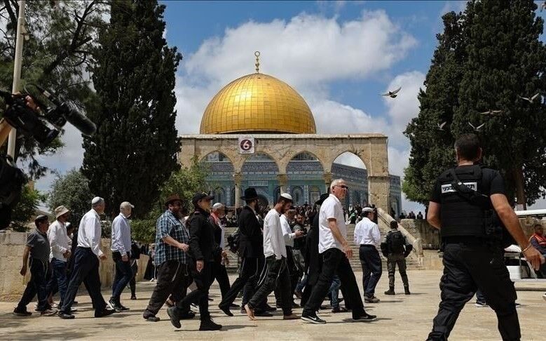 Israel ataca mesquita de Al-Aqsa no primeiro dia do Ramadã
