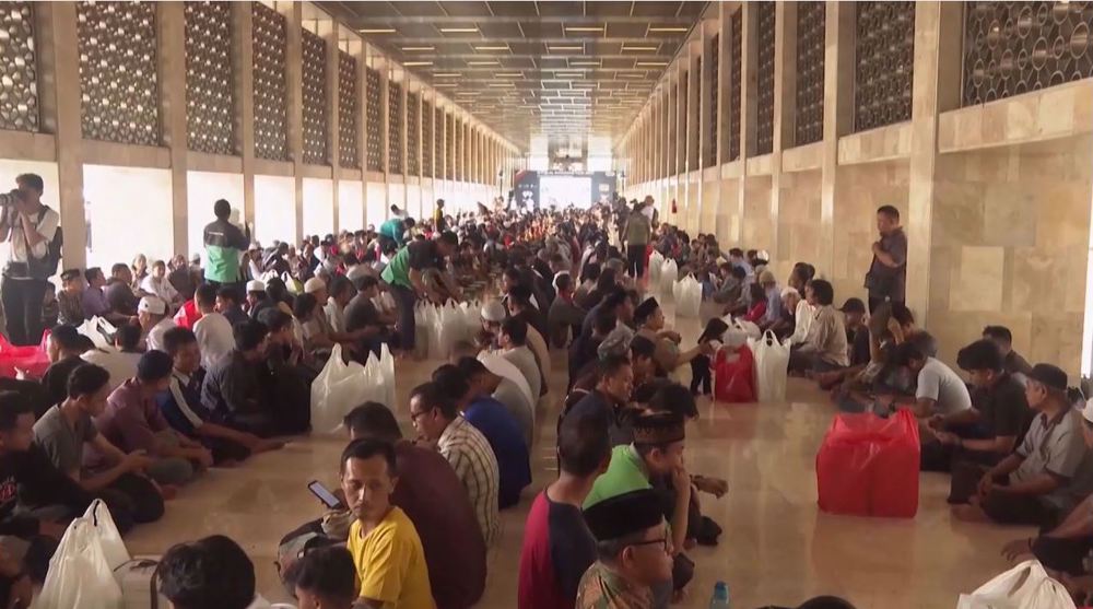 Video: Muslims in Jakarta gather to break fast on 1st day of Ramadan