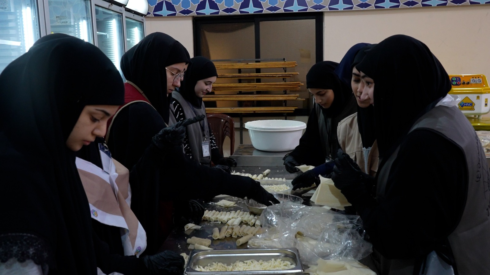 آغاز کار آشپزخانه مرکزی سفره امام زین‌العابدین(ع) در بیروت + تصاویر