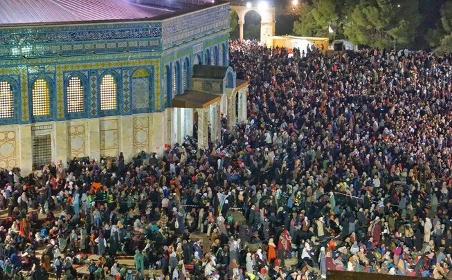 الآلاف يؤدون صلاة الفجر في رحاب المسجد الأقصى