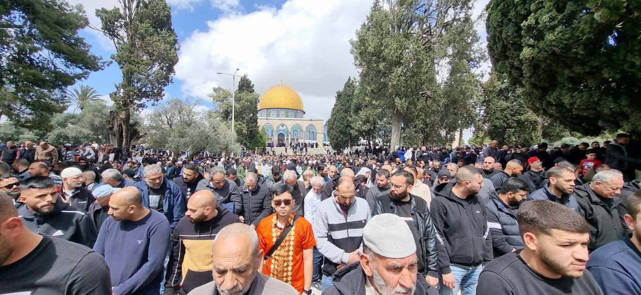 80,000 Palestinian worshipers attend Friday prayers at Aqsa Mosque