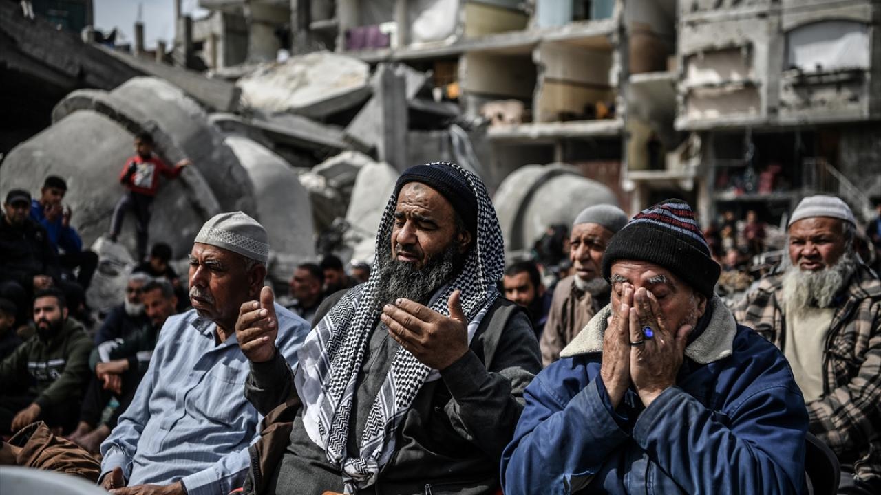 Palestinci obavili džuma-namaz na ruševinama džamije u Rafahu (foto-izvještaj)