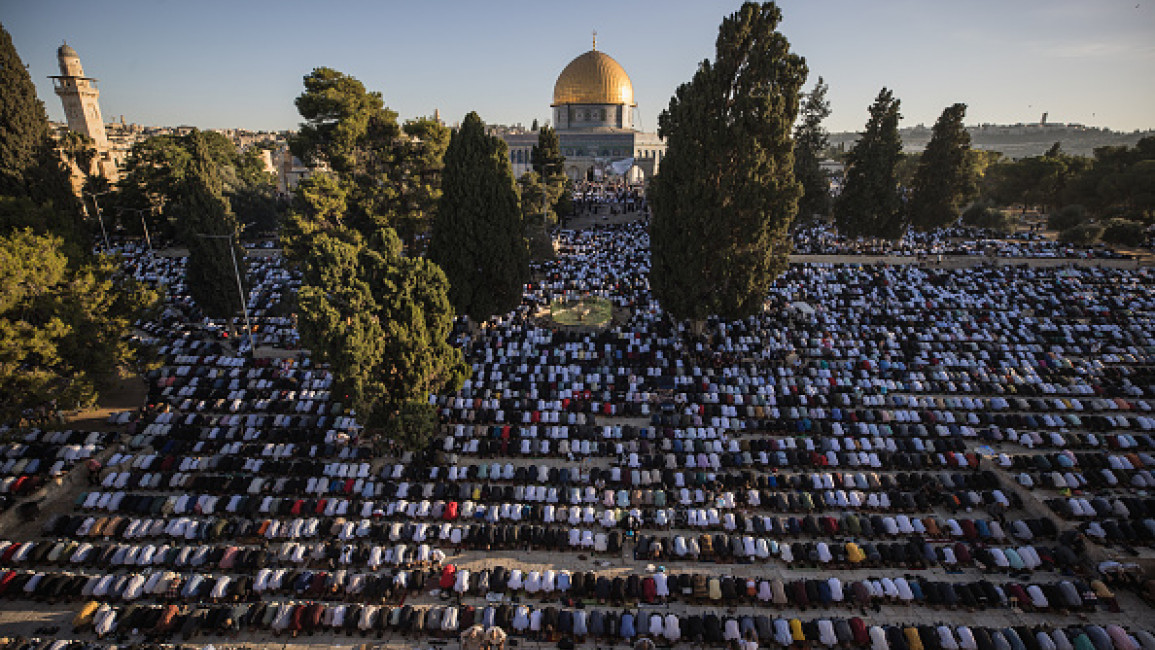 Thousands of Palestinians perform Friday Prayers in al-Aqsa Mosque amid tensions