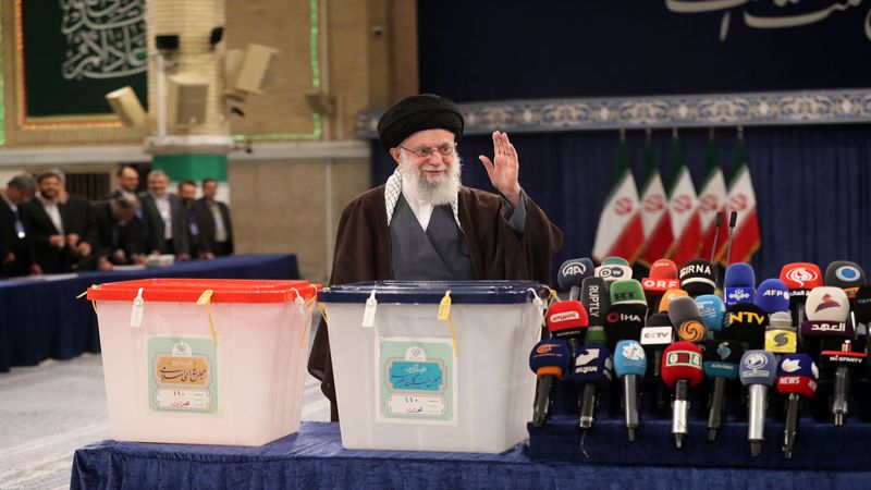 فيديو | صحفية لبنانية تتحدث عن شعورها بعد حصولها على كوفية الامام الخامنئي