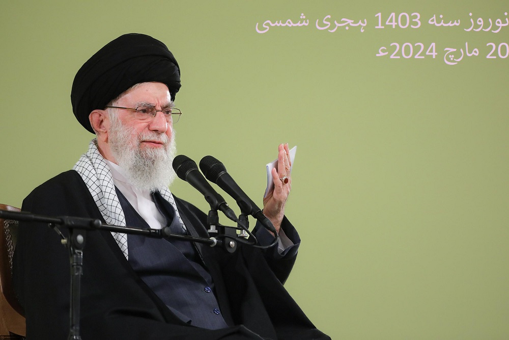 معیشت کی بالیدگی کے لئے ملت کی ہمتوں، سرمایوں اور تخلیقی صلاحیتوں کو یکسو کرنا ہے / امید کی روح دشمن کی یلغار کے نشانے پر ہے / غزہ کے واقعات میں مغرب پر حکمفرما ظلمت اور محاذ مزاحمت کی حقانیت ثابت ہو چکی  / امریکہ سے نفرت میں اضافہ ہو رہا ہے۔۔۔ رہبر انقلاب اسلامی
