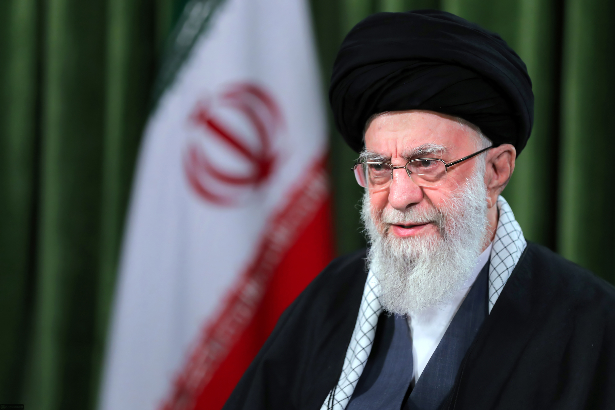 Hinihiling sa Buong Maykapal at Diyos na Makapangyarihan sa lahat na ipagkaloob sa mga mamamayang Iranian at sa mga mamamayang Muslim sa buong mundo ang patuloy na kagalakan