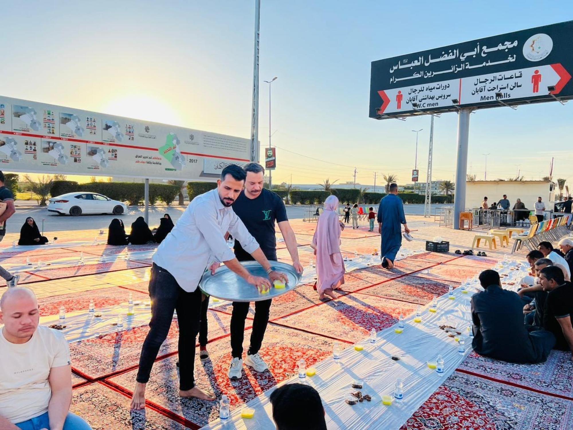 مجمّع أبي الفضل يقيم مأدبة إفطارٍ للزائرين القاصدين زيارة الإمام الحسين(ع) وأخيه العباس (ع)+(صور)