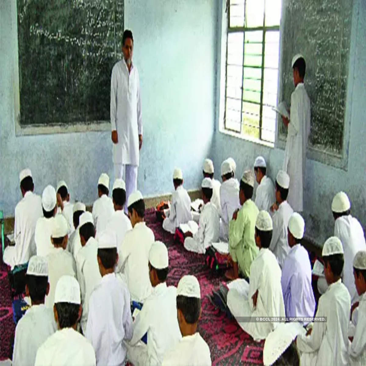 13 लाख छात्रों समेत 10 हजार शिक्षकों-कर्मचारियों का भविष्य अंधकारमय