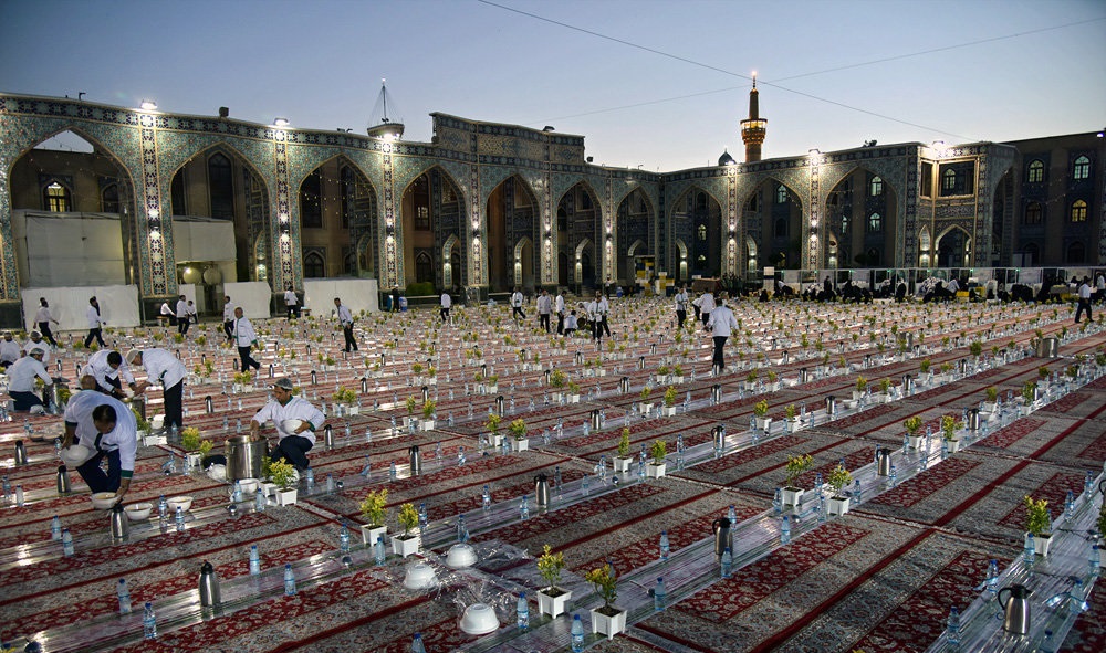 وثائق تاريخية تروي حكاية عمل مضيف الحرم الرضوي الشريف في شهر رمضان + صورة