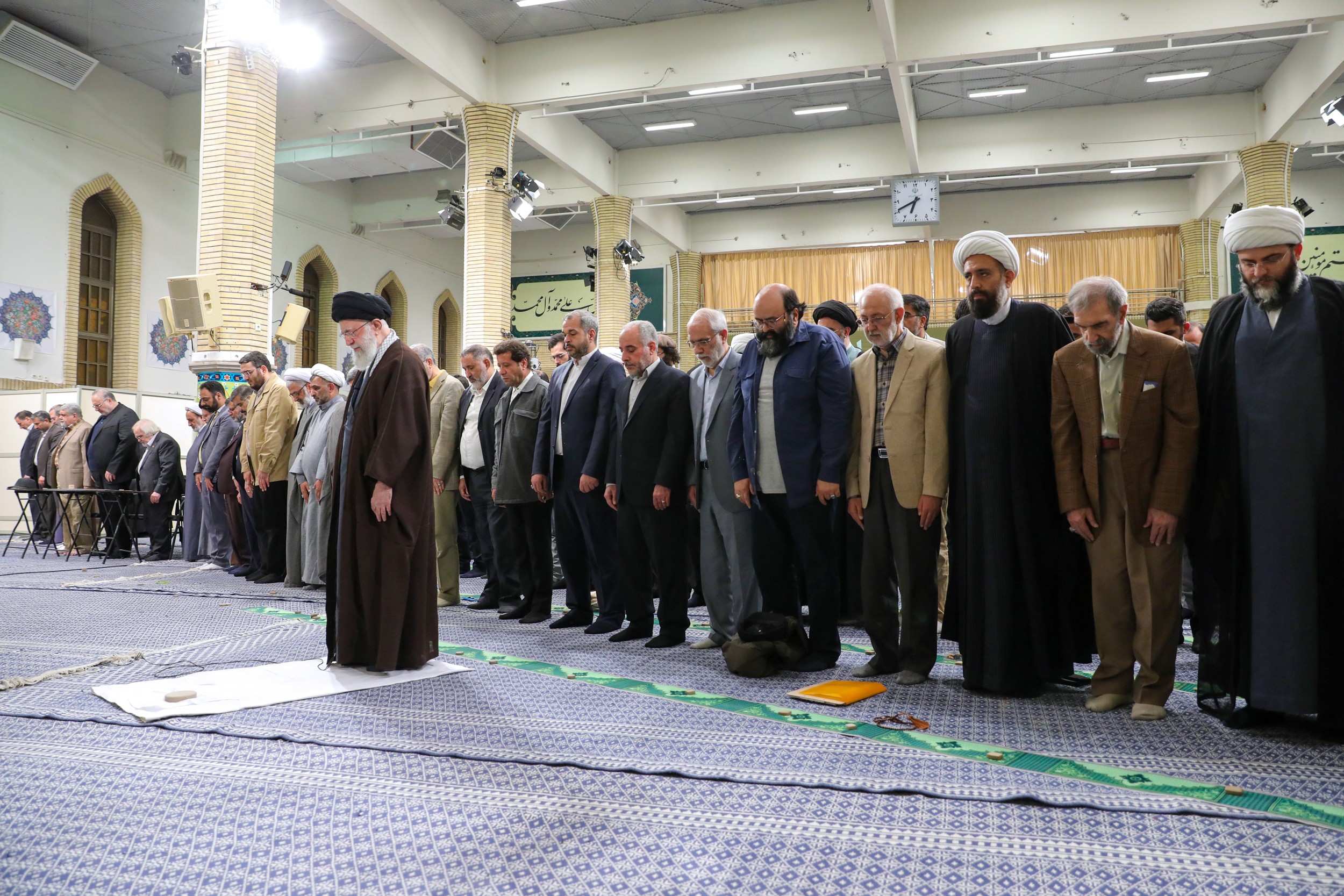 Ang Pinuno ng Islamikong Rebolusyon ng Iran ay tumatanggap ng isang pangkat ng mga grupong makata