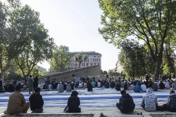  Despite threats, Italian school supports day off for Muslim students