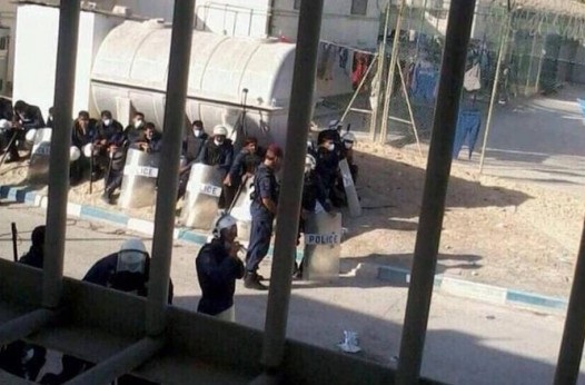 سجن "جَوْ" يغلي: قوات تحاصر المعتقلين المعتصمين والإدارة تقطع عنهم الطعام والماء والدواء
