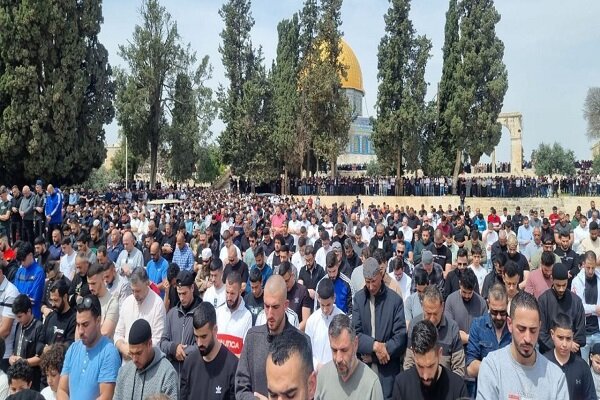 125 ألف مصل يؤدون صلاة الجمعة الثالثة من رمضان في المسجد الأقصى