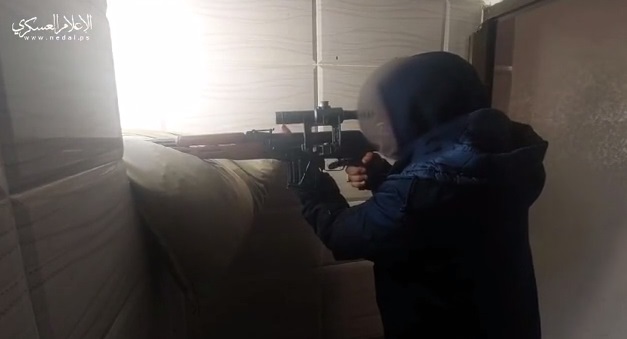 فیديو | مشاهد لقنص مقاتلو كتائب الأقصى أحد جنود العدو أثناء التقدم في محور جنوب حي الزيتون