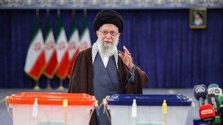 Leader: "gli occhi del mondo sono puntati sull'Iran" Leader: "gli occhi del mondo sono puntati sull'Iran"