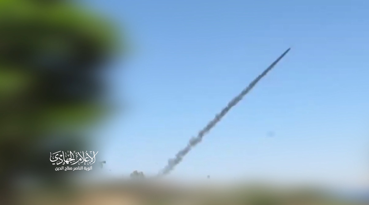 فيديو | مشاهد من قصف موقعي "كيسوفيم" و"رعيم" برشقات صاروخية من قبل ألوية الناصر صلاح الدين