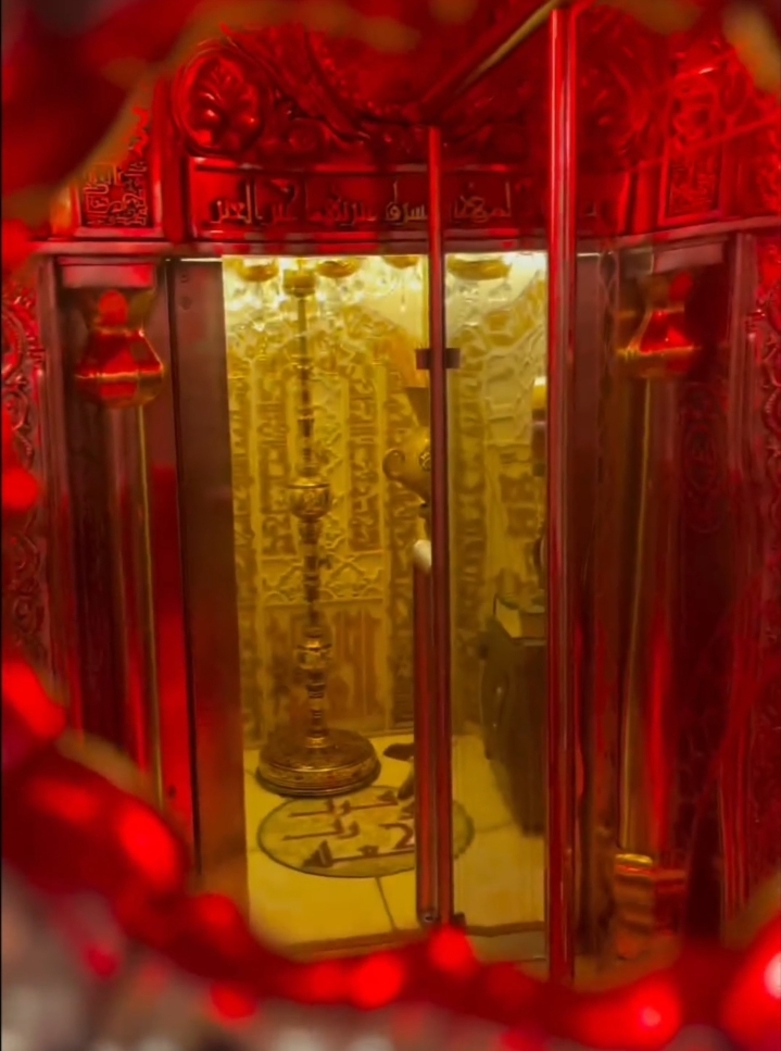 Bidiyon Dai-dai Wajen Mihrabin Masallacin Da Aka Sari Imam Ali A's