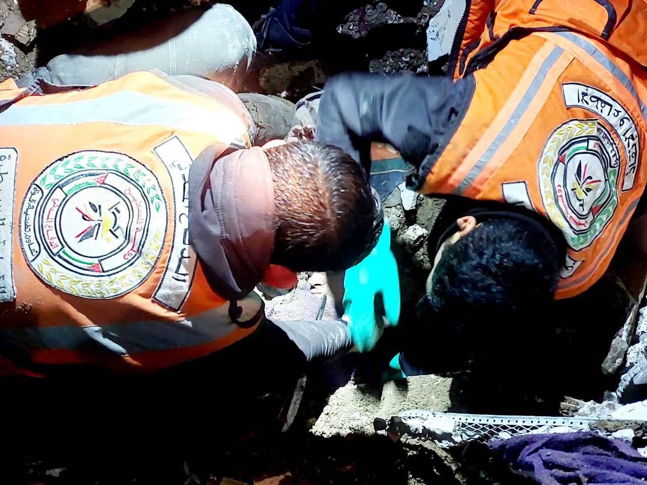 Palestinian Civil Defense: Hundreds of martyrs in vicinity of Al-Shifa Hospital