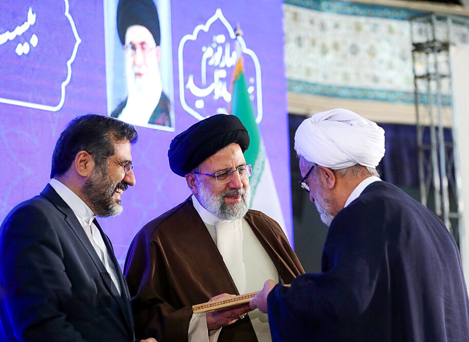 تكريم 15 خادماً قرآنياً برعاية اية الله رئيسي