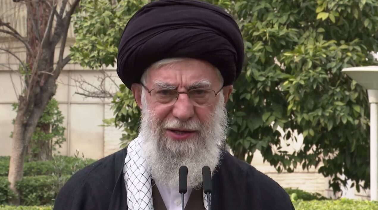 قائد الثورة الاسلامية يشكر الشعب الايراني ويعتبر مشاركته بالانتخابات جهاداً