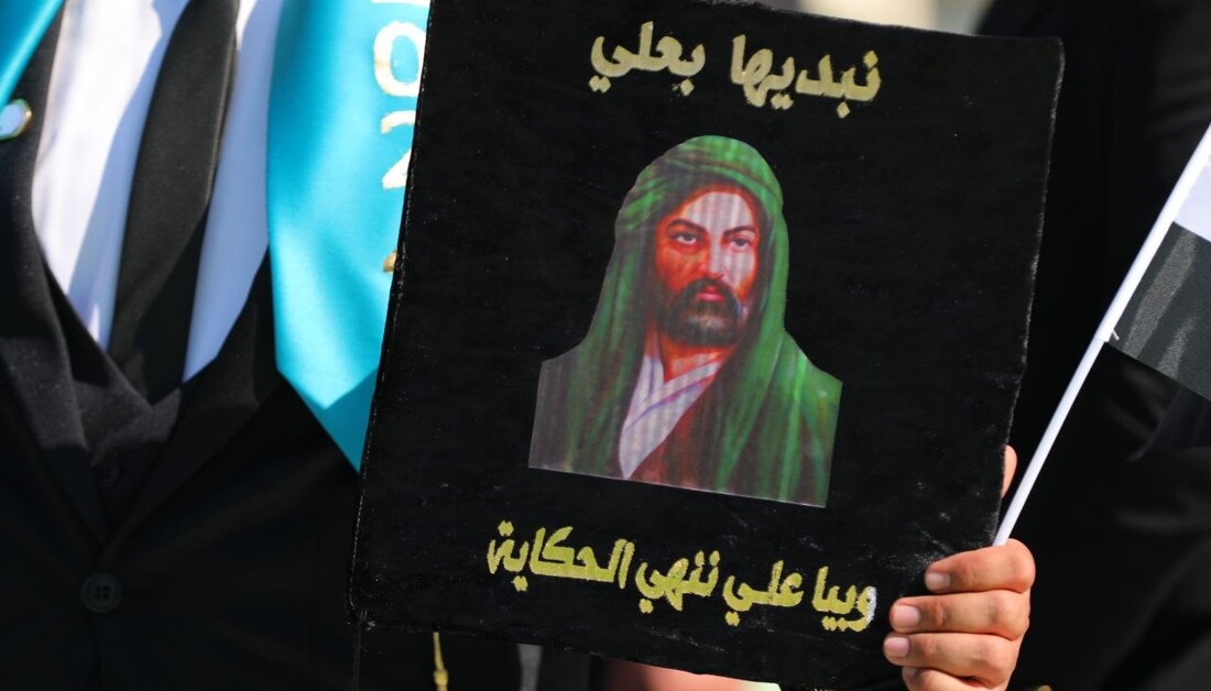 تقرير مصور/ طلبة الجامعات والمعاهد العراقية يحتفلون بتخرجهم في منطقة بين الحرمين الشريفين