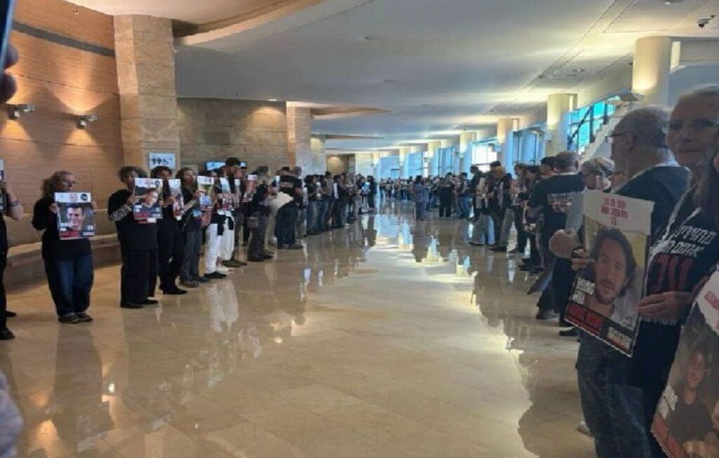 Famílias de prisioneiros israelenses protestam no parlamento do regime sionista