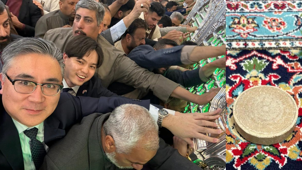 السفير الياباني بالعراق بعد زيارته للإمام علي(ع) وتلقيه بركات الله مرة ثانية يتساءل عن التربة الحسينية